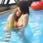 プールサイドや水中で体をいじり合うレズな巨乳ビキニギャル